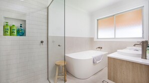 Bathtub, hair dryer, towels - Curleys Outlook - Pet Friendly Waterfront (Culburra Beach)