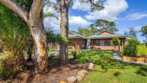 Property grounds - Curleys Outlook - Pet Friendly Waterfront (Culburra Beach)
