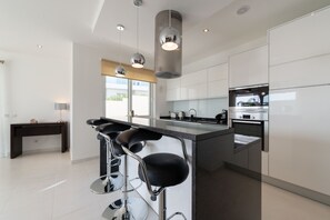 Réfrigérateur, micro-ondes, four, lave-vaisselle