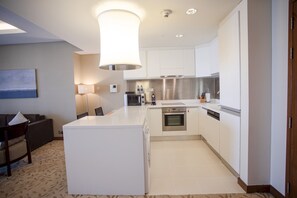 Frigorífico, microondas, lavavajillas y cafetera o tetera