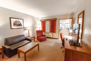 Premium bedding, desk, iron/ironing board, free WiFi