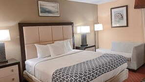 Rom – standard | Sengetøy av topp kvalitet, skrivebord og strykejern/-brett