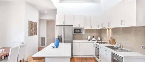 Refrigerador, microondas, horno, lavavajillas