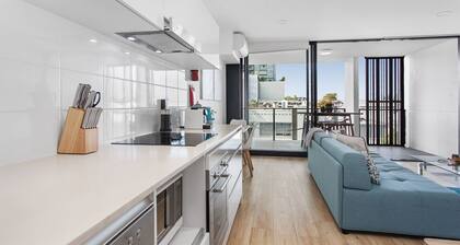 Spacious 2-Bed Unit With Balcony Next to The Gabba