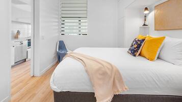 2 bedrooms, desk, WiFi, bed sheets