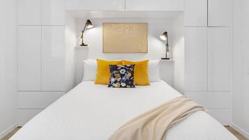 2 bedrooms, desk, WiFi, bed sheets