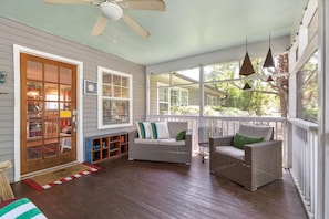 TV, books - Pet Friendly, 2 blocks from Beach,  4 Bikes! (Isle of Palms)