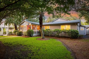 Exterior - Pet Friendly, 2 blocks from Beach,  4 Bikes! (Isle of Palms)