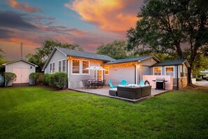 Outdoor dining - Pet Friendly, 2 blocks from Beach,  4 Bikes! (Isle of Palms)