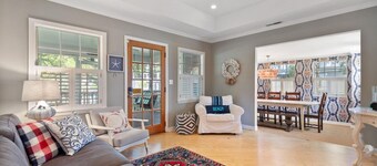 Pet Friendly, 2 blocks from Beach,  4 Bikes!