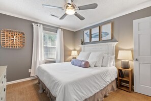 3 bedrooms, WiFi - Pet Friendly, 2 blocks from Beach,  4 Bikes! (Isle of Palms)