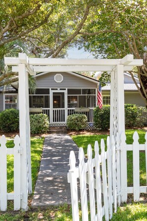 Exterior - Pet Friendly, 2 blocks from Beach,  4 Bikes! (Isle of Palms)