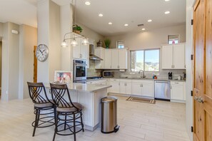 Kjøleskap, mikrobølgeovn, ovn og kokeplater