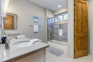 Combined shower/tub, jetted tub, hair dryer, towels