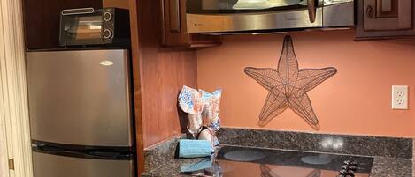 Køleskab, mikrobølgeovn, kogeplade, opvaskemaskine