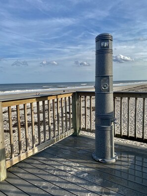 Beach nearby, sun loungers, beach towels