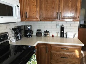 Een koelkast, een magnetron, een oven, een kookplaat