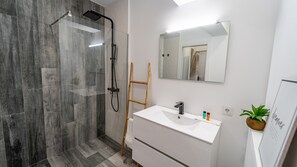 Douche, sèche-cheveux, serviettes fournies, papier toilette