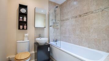 Apartment, Private Bathroom, Courtyard View (No4 NC) | Bathroom