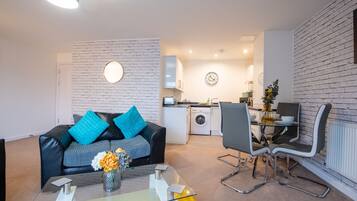 Apartment, Private Bathroom, Courtyard View (No4 NC) | Lounge