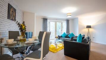 Apartment, Private Bathroom, Courtyard View (No4 NC) | Lounge