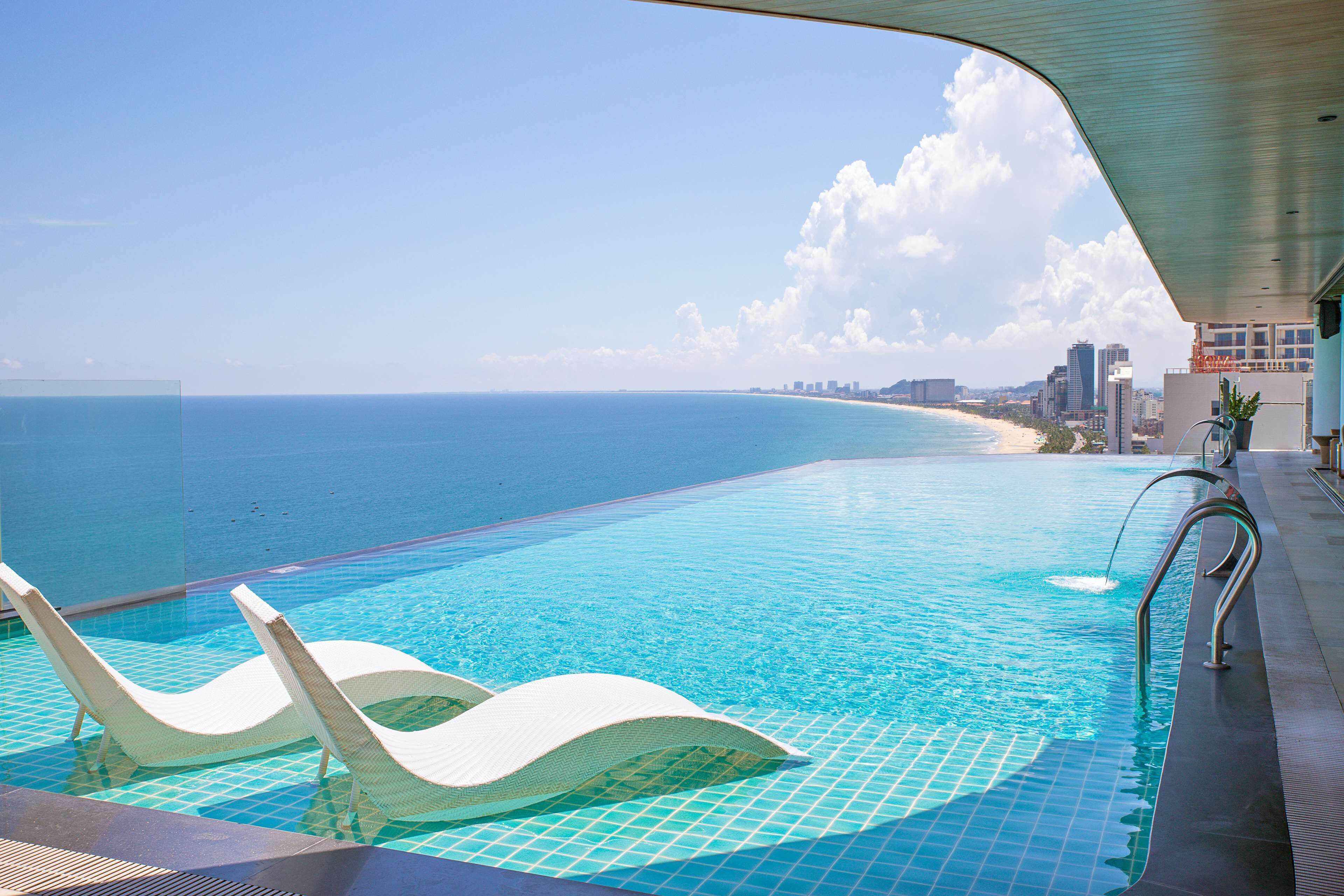 outdoor pool, open 6:00 am to 9:00 pm, pool loungers