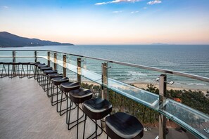 2 bars, un bar al terrat, un lounge al vestíbul i un lounge al vestíbul 