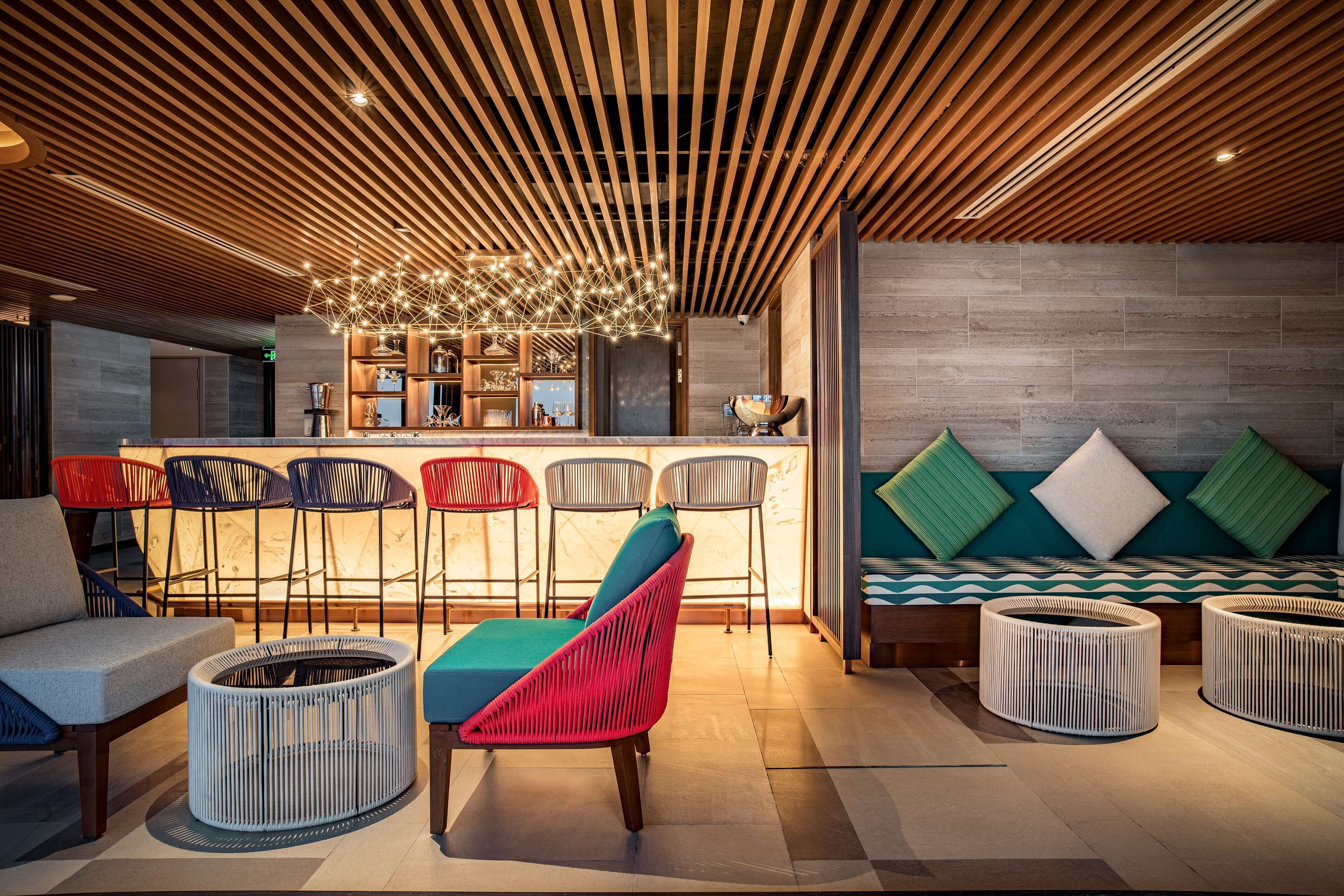 2 bars/lounges, rooftop bar, lobby lounge, lobby lounge