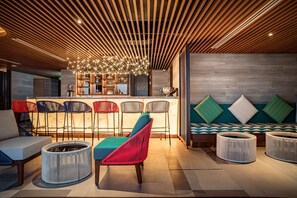 2 bars, un bar al terrat, un lounge al vestíbul i un lounge al vestíbul 