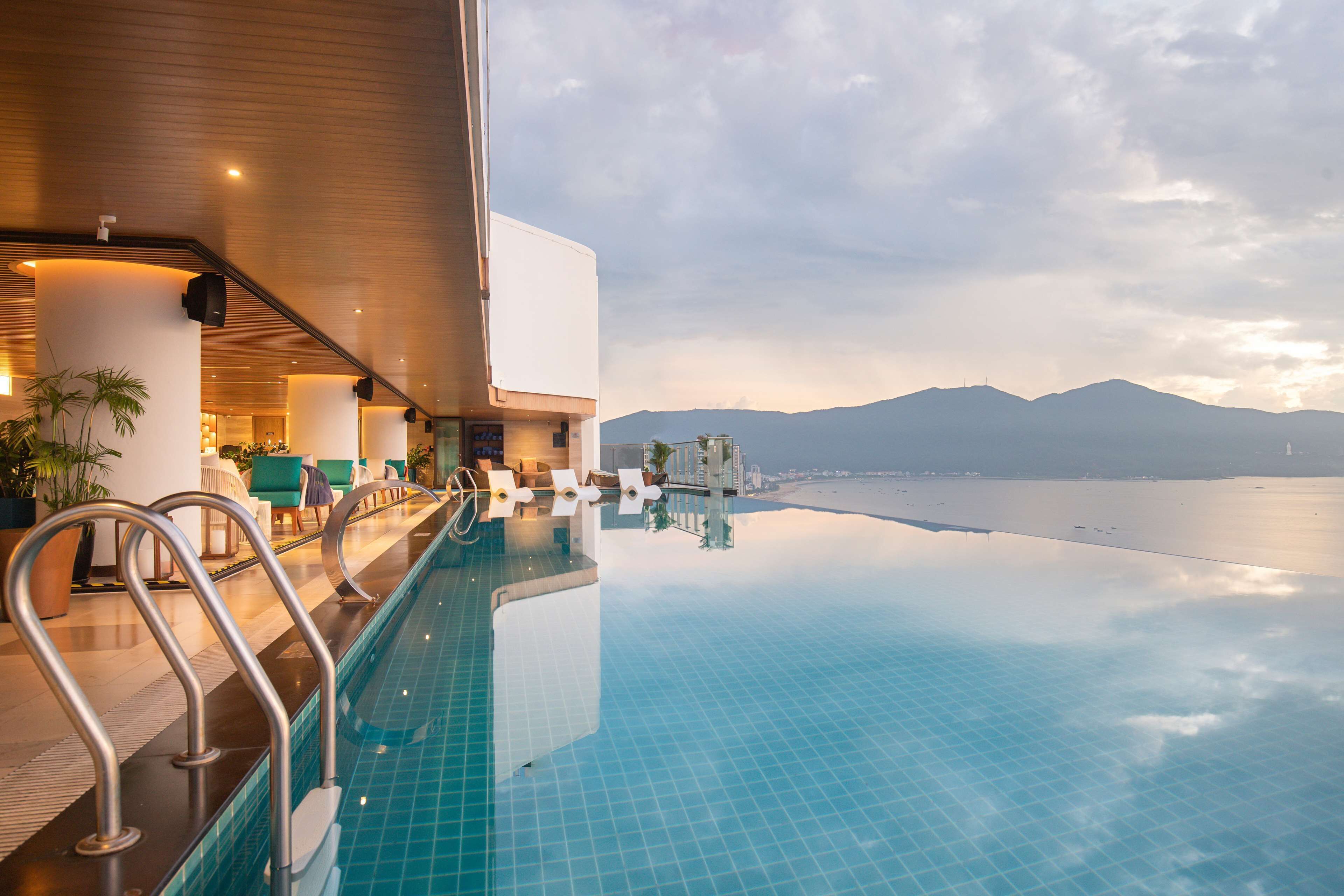 Una piscina al aire libre (de 06:00 a 21:00), tumbonas