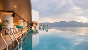 Una piscina al aire libre (de 06:00 a 21:00), tumbonas