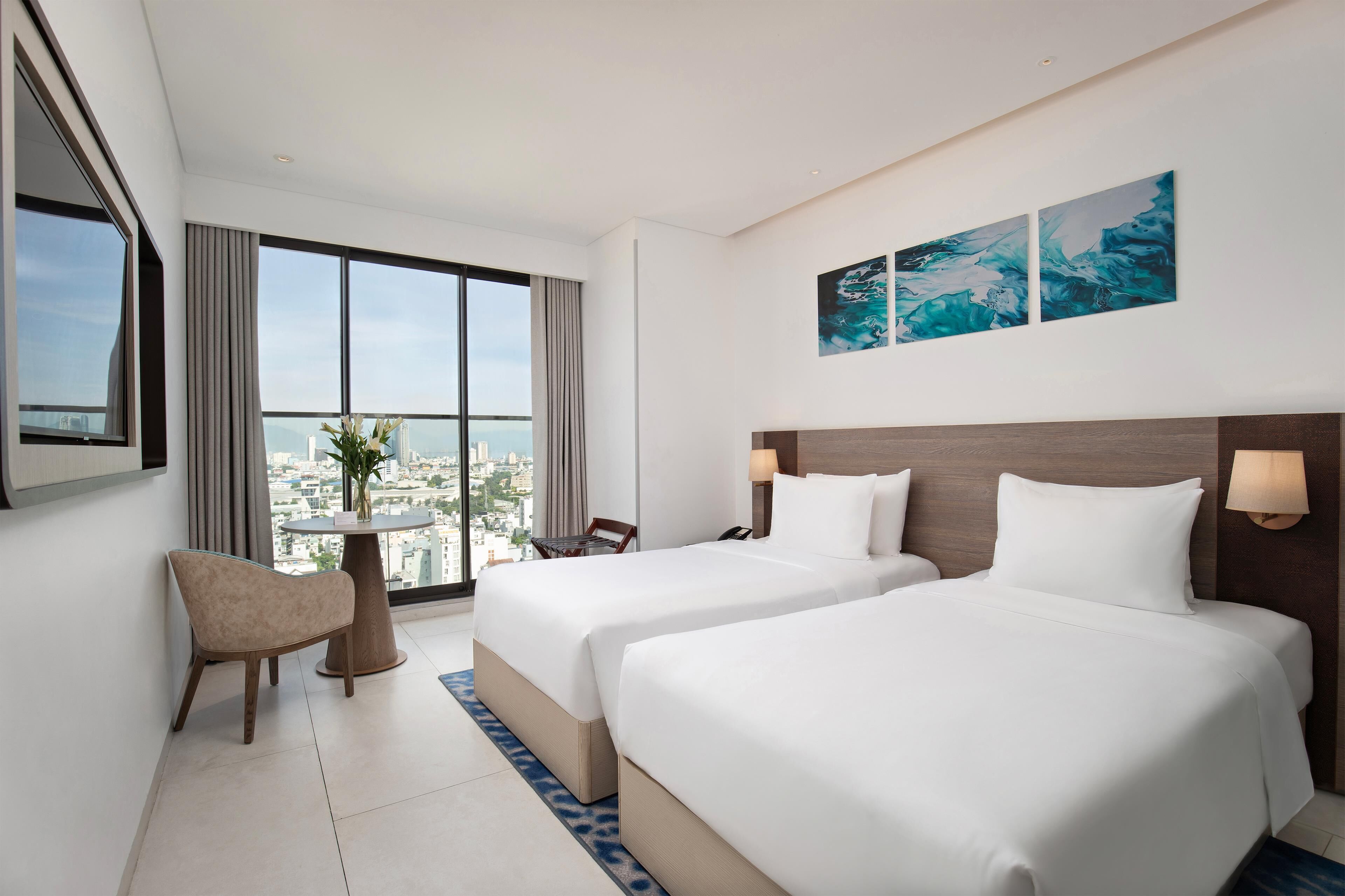 Deluxe Room, City View | Minibar, in-room safe, desk, soundproofing