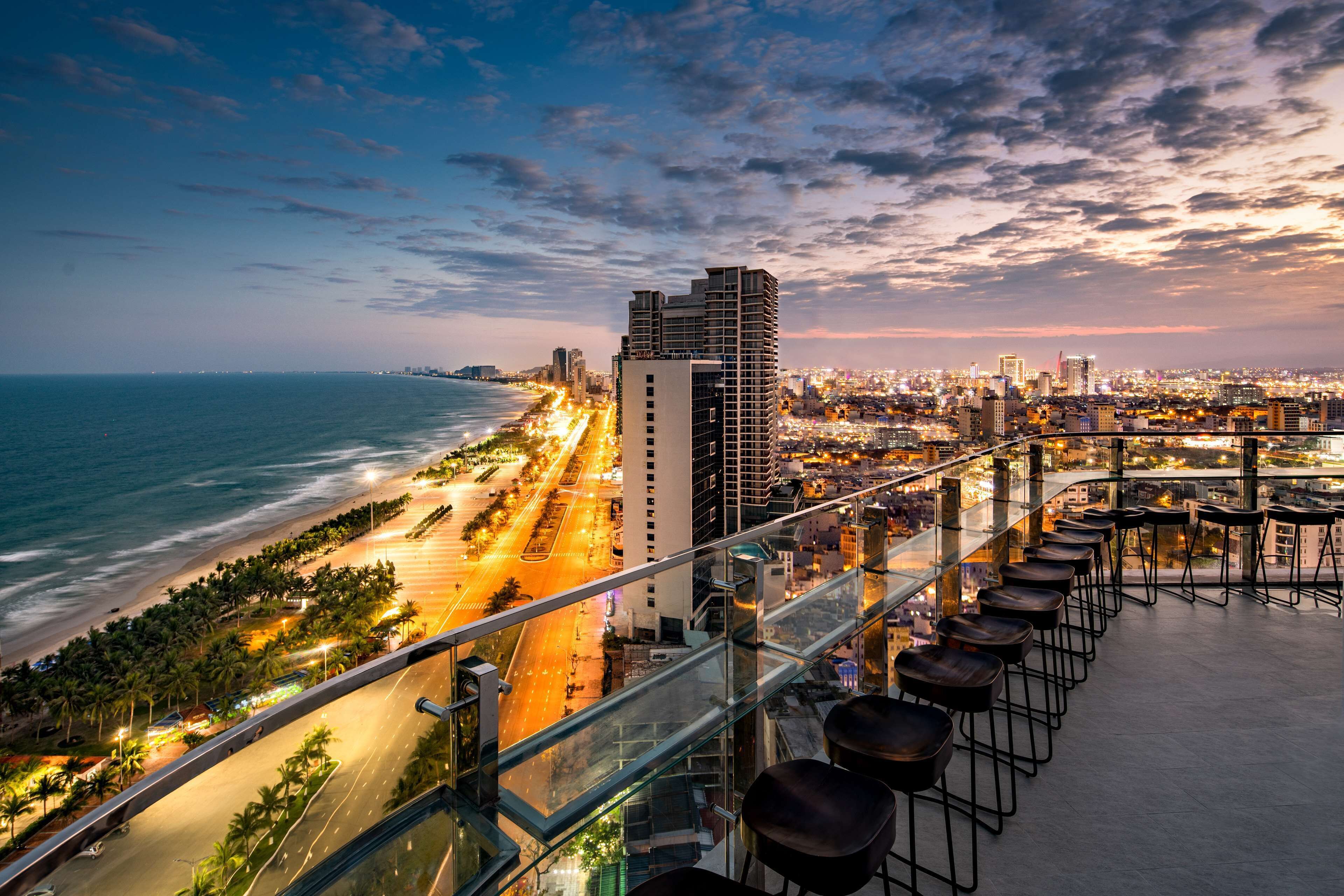 2 บาร์/เลานจ์, บาร์บนดาดฟ้า, ล็อบบี้เลานจ์, ล็อบบี้เลานจ์