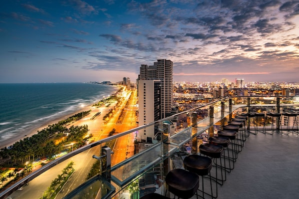 2 bars/lounges, rooftop bar, lobby lounge, lobby lounge