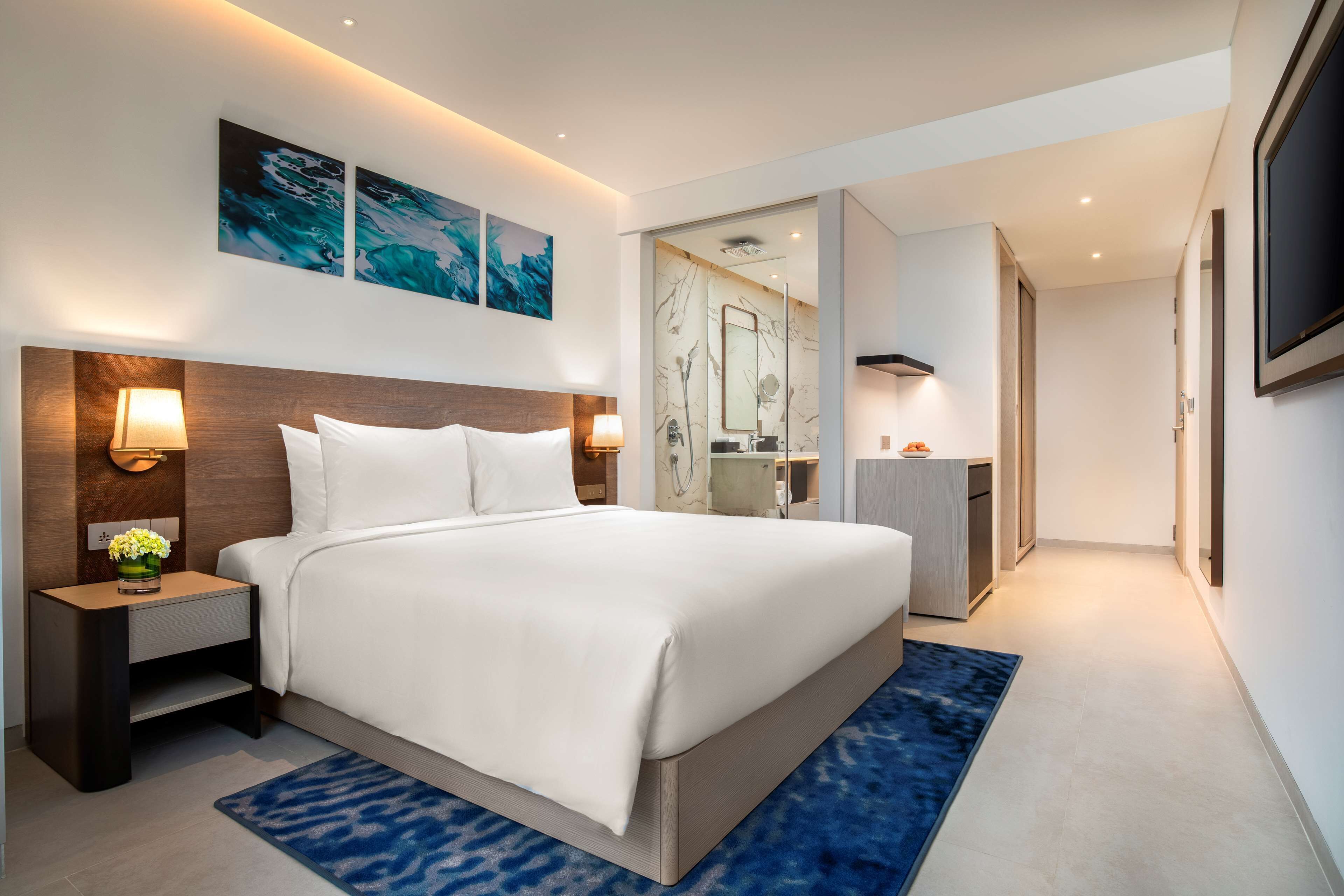 Minibar, caja de seguridad en la habitación y escritorio 