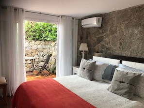 5 quartos, escrivaninha, quartos à prova de som