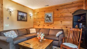 House, 5 Bedrooms | Living room