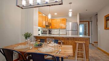 Townhome, 2 Bedrooms | Makan dalam bilik