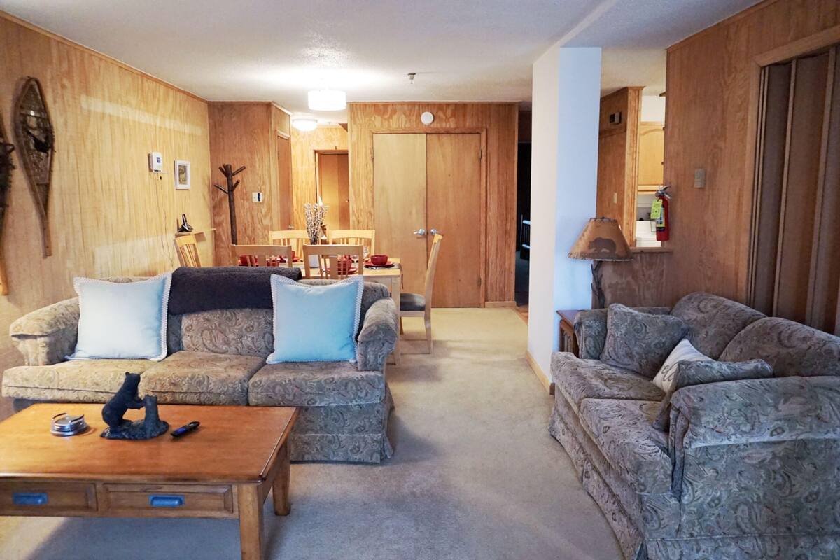 Condo, 3 Bedrooms | Living room