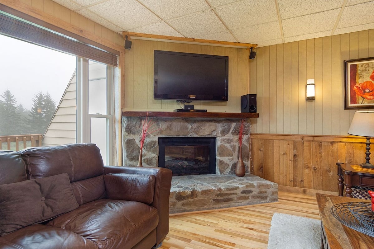 Condo, 3 Bedrooms | Living room