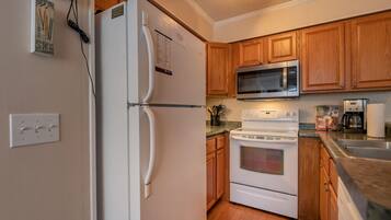 Condo, 3 Bedrooms | Private kitchen