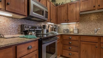 Condo, 3 Bedrooms | Private kitchen