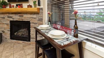 Townhome, 5 Bedrooms | Private kitchen