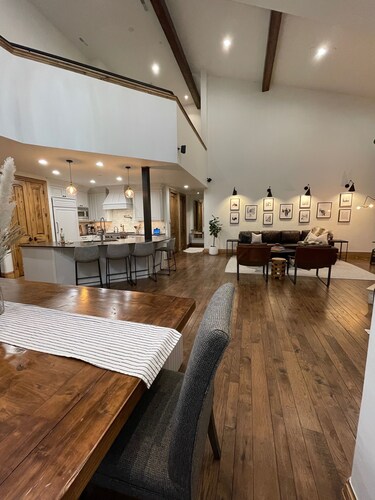 Ski in Ski Out at the Canyons 3000 sq. ft. 4br 4.5ba sleeps 12 End top unit