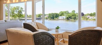 OASIS @ OCEAN BEACH PARK: 6 QUEEN BEDS