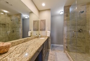 Badewanne, Haartrockner, Handtücher