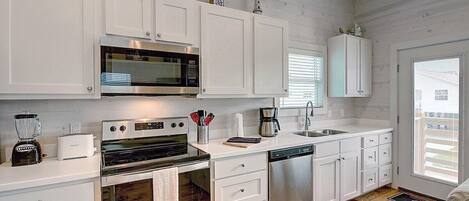 冷蔵庫、電子レンジ、オーブン、コンロ