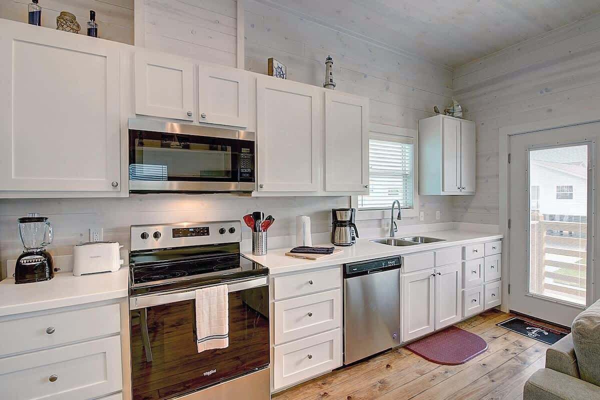 Kylskåp, mikrovågsugn, ugn och spishäll