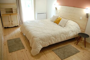 4 chambres, bureau, fer et planche Ă repasser, lit parapluie