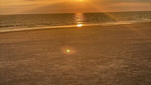Una playa al atardecer.